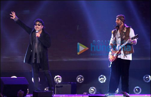check out ranbir and rahman rock the stage at the rockstar concert 5