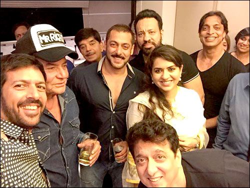 check out salman khan and others celebrate salim khans 80th birthday 5