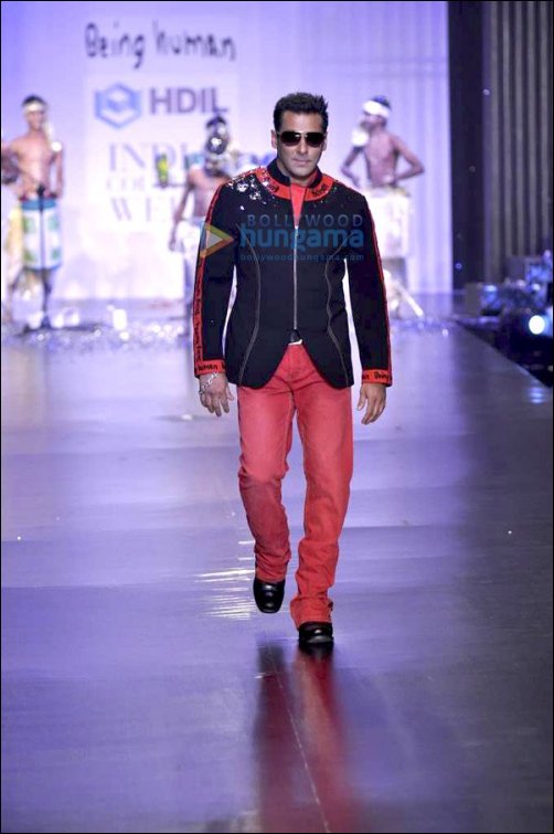 check out salman walks the ramp with bollywoods top leading ladies 8