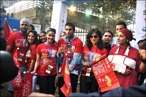 check out celebs at mumbai marathon 5