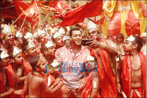check out salman khan with bajrangi gang in selfie le 3