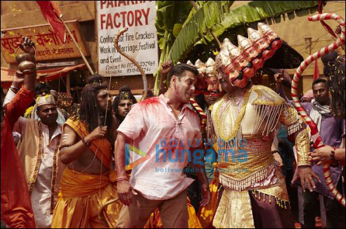 check out salman khan with bajrangi gang in selfie le 4