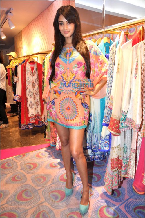 dress like a star sonal chauhan 2