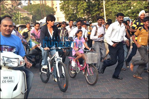 check out shah rukh khan and suhana go cycling in bandra 5