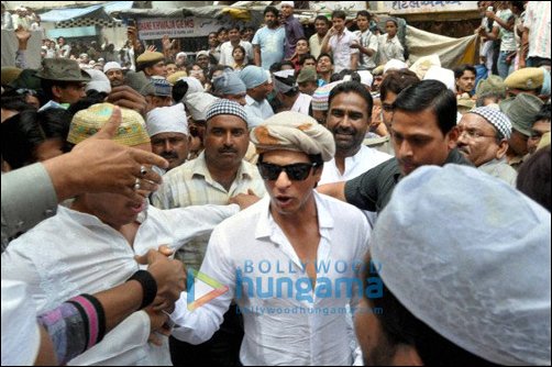check out shah rukh khan visits khwaja moinuddin chisty in ajmer 2