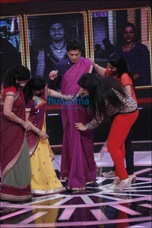 check out shah rukh khan drapes himself in a saree 5