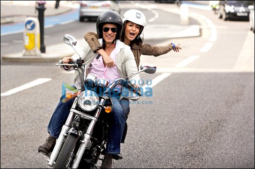 check out srk and anushka in yash chopras film 3