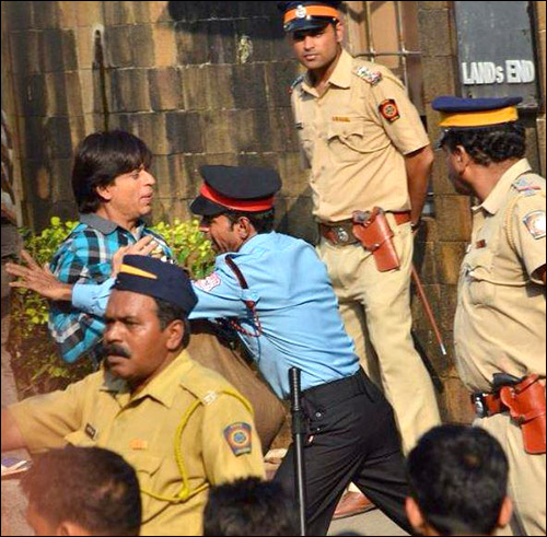 check out shah rukh khan stopped from entering mannat 2