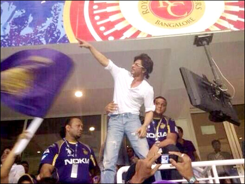 srk and gauri celebrate kkrs first victory in this seasons ipl 4