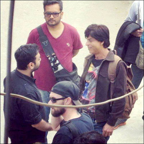check out shah rukh khan shoots for fan on crowded streets 2