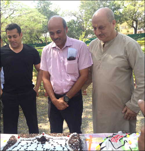 salman khan celebrates sooraj barjatyas birthday with prem ratan dhan payos team 2