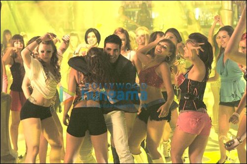 akshay bobby irrfan and suneil dance with hot bikini babes in thank you 4