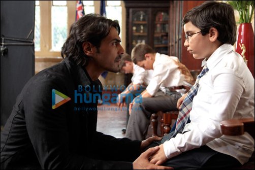 check out deleted scene of we are family 3