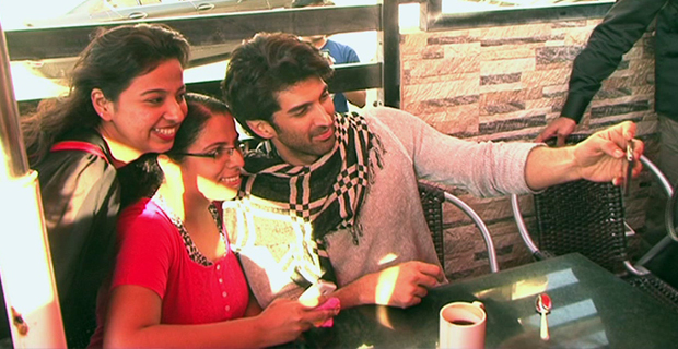 Aditya Roy Kapur Interacts With His Fans