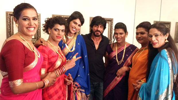 Shah Rukh Khan Meets Transgender Band ‘6 Pack Band’