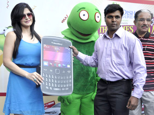 zarine khan at times shopping festival 2