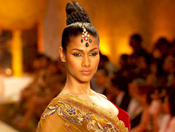 aishwarya walks for manish malhotra at hdil india couture week 2010 11