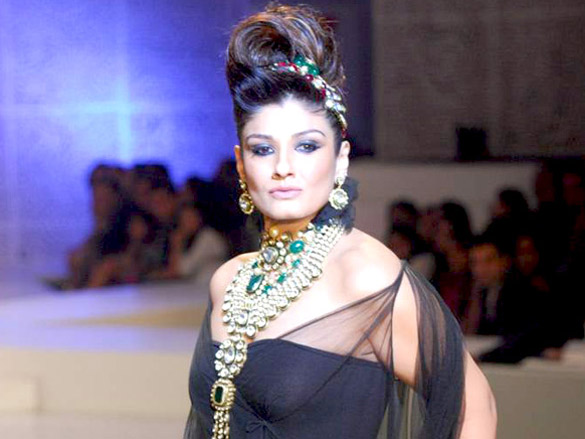 raveena walks for raj mahtani at hdil india couture week 2010 8