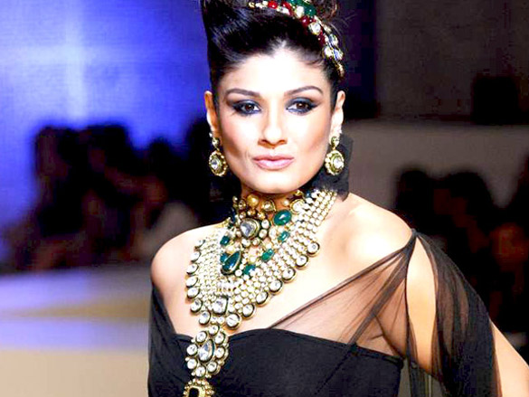 raveena walks for raj mahtani at hdil india couture week 2010 9