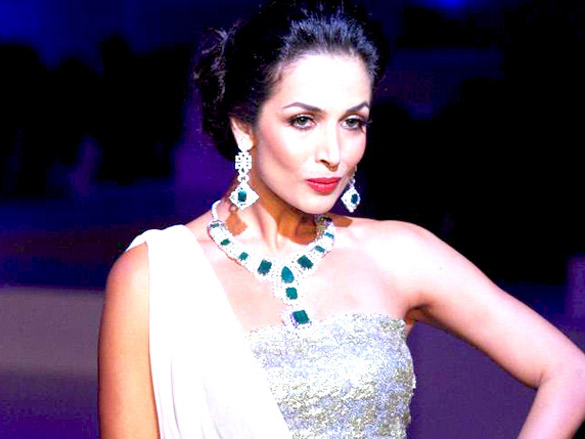 malaika arora walks for queenie dhody at hdil india couture week 2010 7