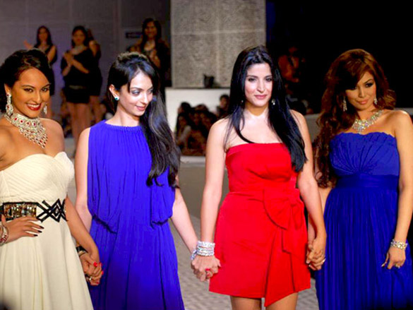 ayesha and sonakshi walk for maheep at hdil india couture week 2010 2