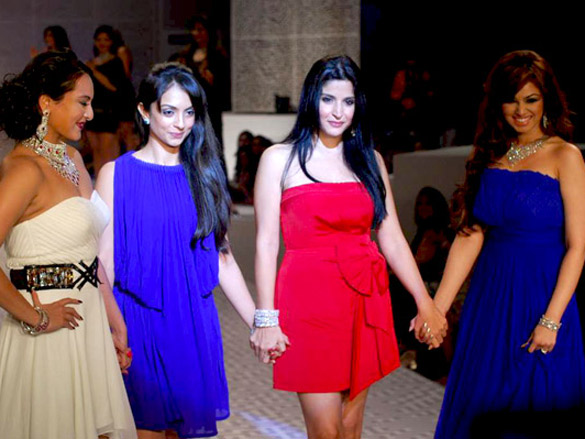 ayesha and sonakshi walk for maheep at hdil india couture week 2010 3