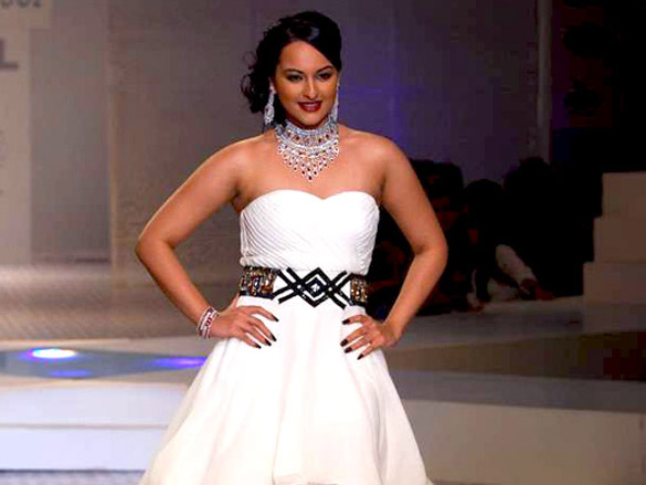 ayesha and sonakshi walk for maheep at hdil india couture week 2010 5