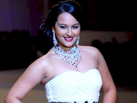 ayesha and sonakshi walk for maheep at hdil india couture week 2010 6
