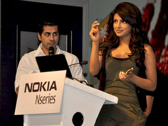 priyanka chopra unveils the new nokia n8 5