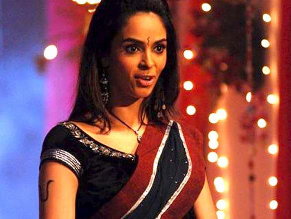 mallika sherawat on the sets of the tv show na aana is des laado 9