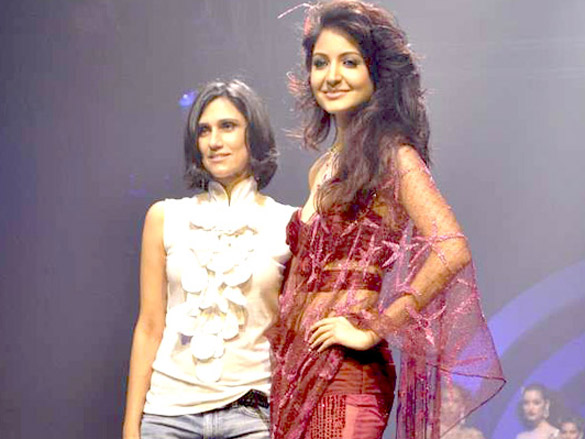 anushka sharma walks for rina dhaka at hdil india couture week 2010 3