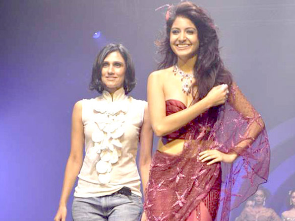 anushka sharma walks for rina dhaka at hdil india couture week 2010 4