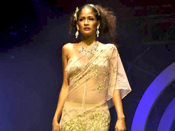 anushka sharma walks for rina dhaka at hdil india couture week 2010 10