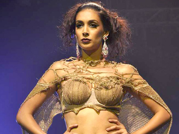 anushka sharma walks for rina dhaka at hdil india couture week 2010 11