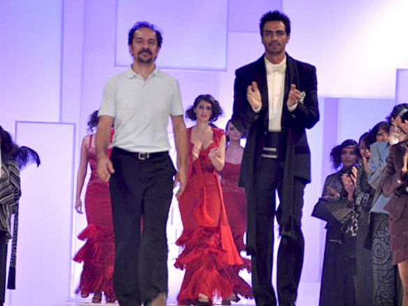 arjun rampal walks for shahab durazi at hdil india couture week 2010 2