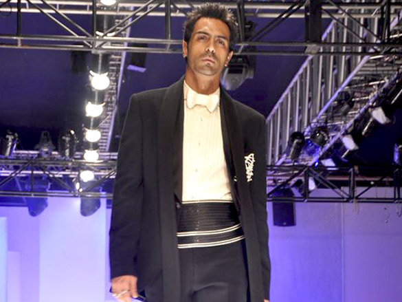 arjun rampal walks for shahab durazi at hdil india couture week 2010 5