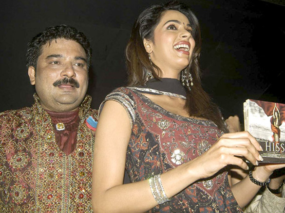 mallika sherawat plays dandiya to promote hisss 3