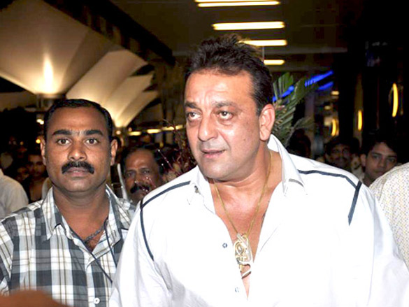 sanjay dutt returns from dubai on occasion of the birth of his twins 5