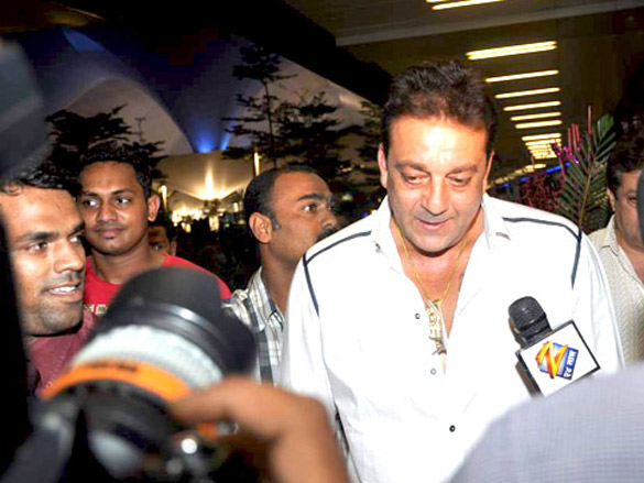 sanjay dutt returns from dubai on occasion of the birth of his twins 6