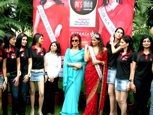 maureen wadia unveils gladrags mrs india contestants 5