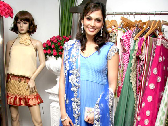 eesha koppikhar and jwala gutta at maheka mirpuri preview 5