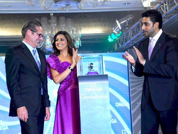 abhishek and sonali bendre at omega constellation watches fashion show 4