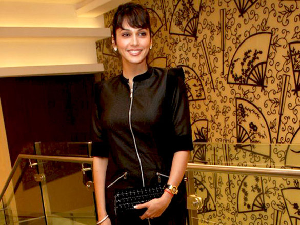 eesha koppikhar and suzanne roshan at the launch of tods collection 3