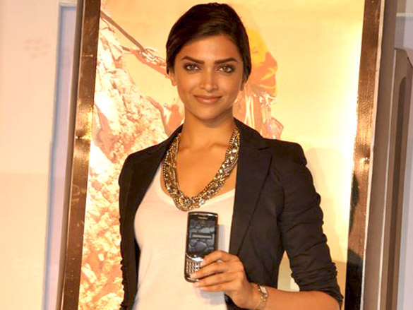 deepika padukone unveils the new blackberry torc 6