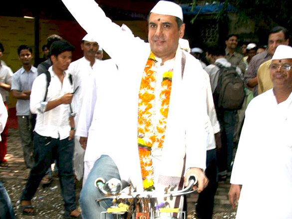 boman irani meets mumbai dabbawalas for the pitch 8
