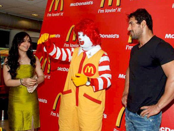 john and pakhi at mcdonalds to promote jhoothi hi sahi 5