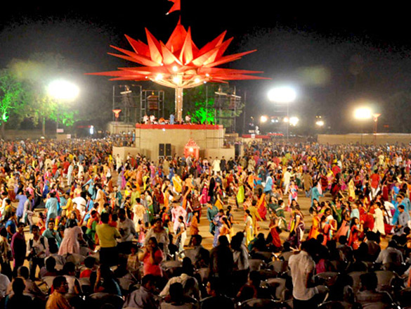 dino morea and neha dhupia visited navratri festival in baroda 9