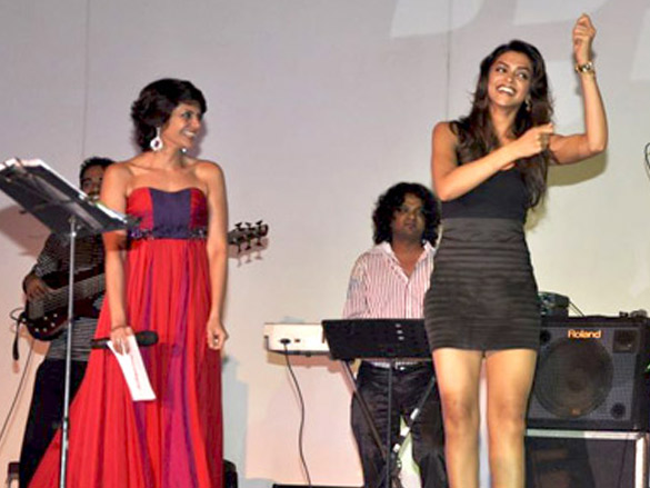 deepika and malaika sizzle at blackberry torch launch celebrations 3