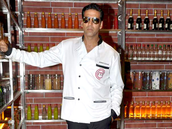 akshay kumar on the set of amul master chef india 8