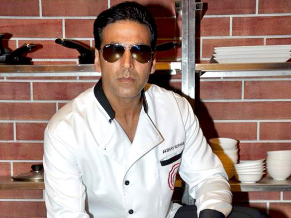 akshay kumar on the set of amul master chef india 10